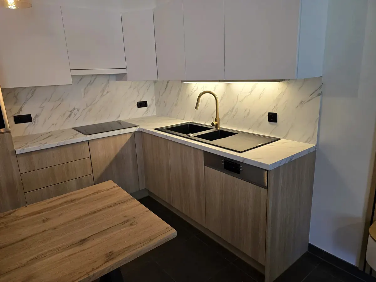 Gewrapte keuken met eikenhoutnerf fronten en marmerlook achterwand