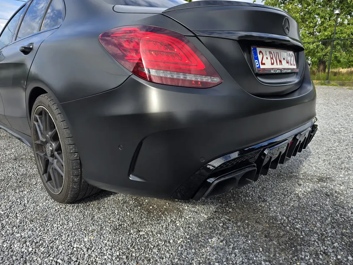 Mercedes AMG cabrio in satin black wrap met quad-uitlaat
